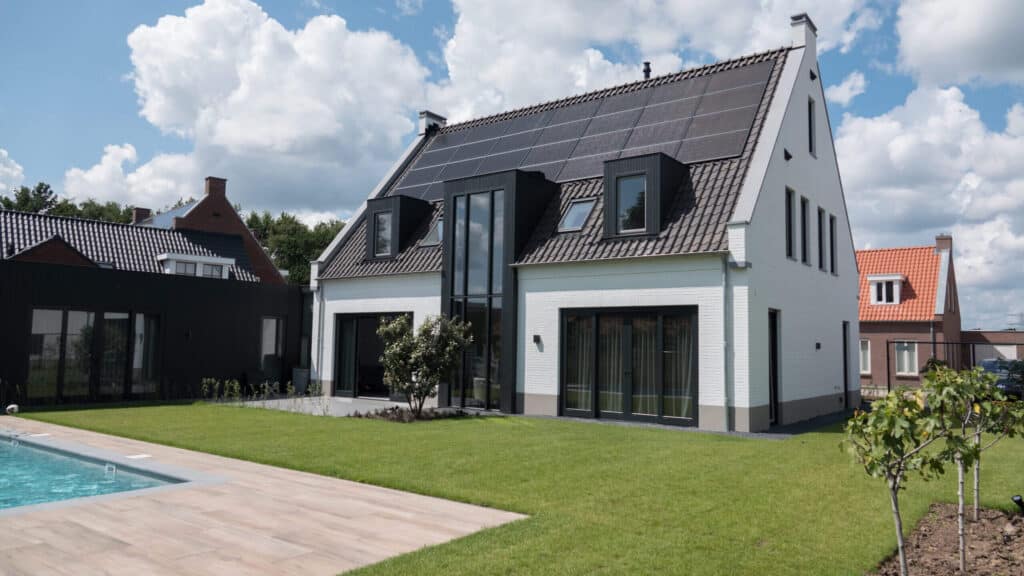 energieneutrale woning met zwarte solarwatt panelen achterkant huis op een schuin dak gemonteerd