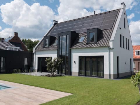 energieneutrale woning met zwarte solarwatt panelen achterkant huis op een schuin dak gemonteerd