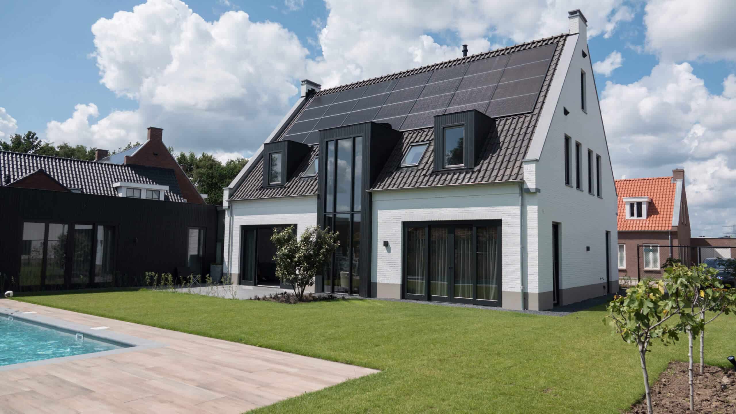 energieneutrale woning met zwarte solarwatt panelen achterkant huis op een schuin dak gemonteerd
