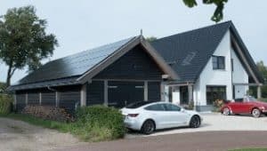 36 SOLARWATT Vision 60M style zonnepanelen bevinden zich op het dak van de schuur