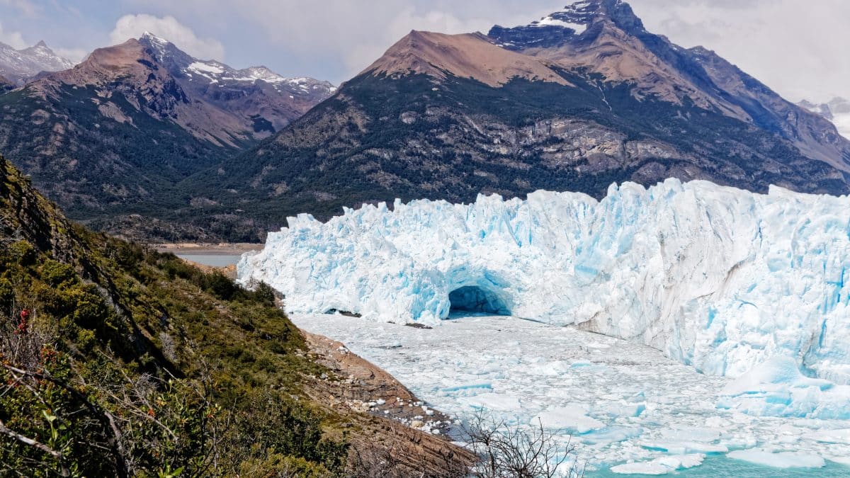 Gletsjer en bergen waarbij het ijs aan het smelten is