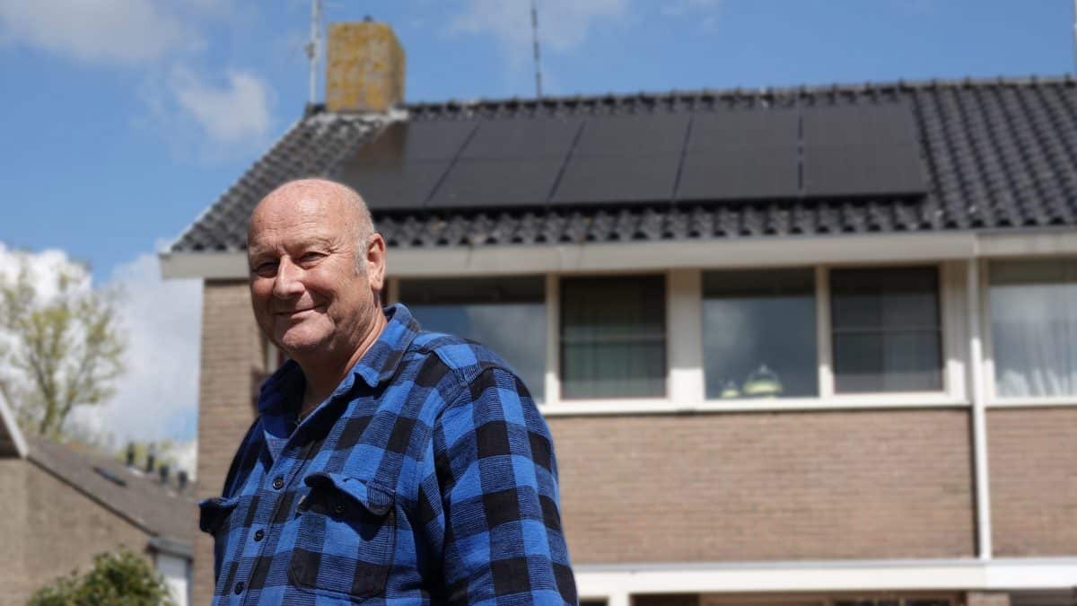 Arend Orsel bij zijn woning met Solarwatt zonnepanelen in Joure