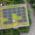 DCIM100MEDIADJI_0138.JPG
Solarwatt und die LEG-Immobilien-Gruppe haben in der �Autofreien Siedlung Wei�enburg� in M�nster 19 Mehrfamilienh�user mit Photovoltaik-Anlagen ausgestattet. Insgesamt wurden mehr als 850 Solarwatt-Module mit einer Gesamtleistung von 323 Kilowattpeak auf den D�chern der H�user installiert. Der Gro�teil der Anlagen (insgesamt 294 kWp Leistung) wurde dabei mit einem Mieterstromkonzept umgesetzt. In der Wei�enburg-Siedlung befinden sich insgesamt 189 Wohnungen, in denen aktuell ca. 500 Menschen wohnen.

Solarwatt and the LEG real estate group have equipped 19 apartment buildings with photovoltaic systems in the 'Car-Free Settlement Wei�enburg' in M�nster. In total, more than 850 Solarwatt modules with a total output of 323 kilowatt peak were installed on the roofs of the houses. The majority of the systems (a total of 294 kWp output) were implemented with a tenant electricity concept. There are a total of 189 flats in the Wei�enburg housing estate, in which about 500 people currently live.