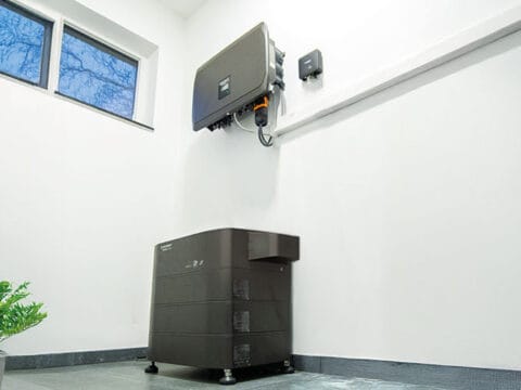 Thuisbatterij, omvormer en energie manager in een bijkeuken